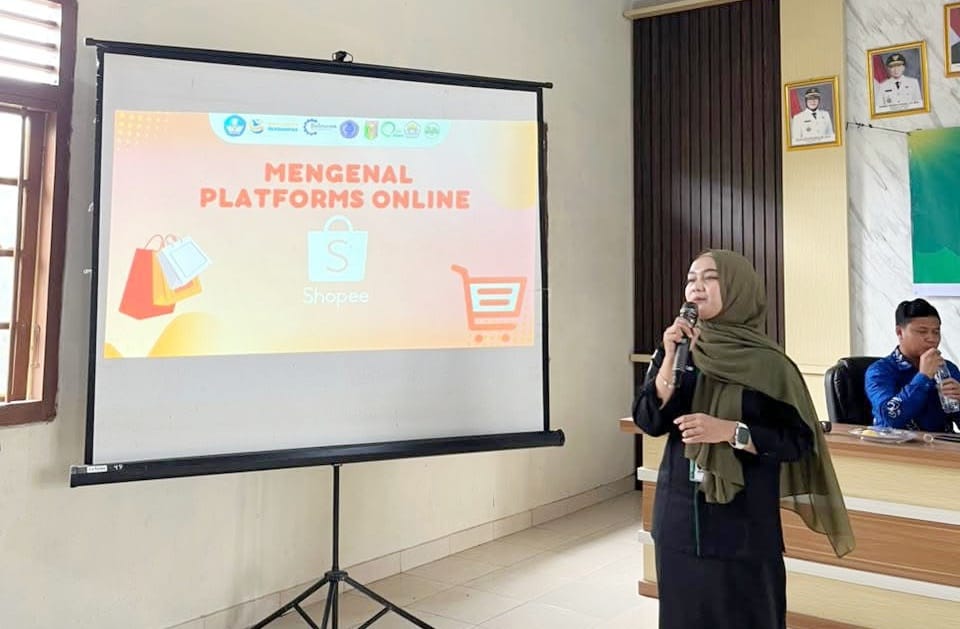 Tim PPK ORMAWA Himadikmi FKIP UM Metro Berikan Pendampingan Pembuatan Akun E-Commerce bagi Kelompok Mitra Desa Rejo Agung