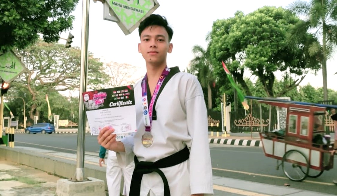 Ikuti Pertandingan Taekwondo Internasional, Mahasiswa Pendidikan Bahasa Inggris Raih Medali Perak