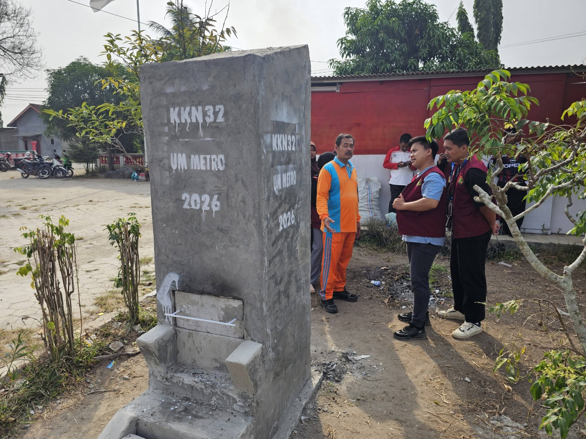 Mahasiswa KKN 32 UM Metro Hadirkan Rocket Stove untuk Pengelolaan Sampah di Pulung Kencana