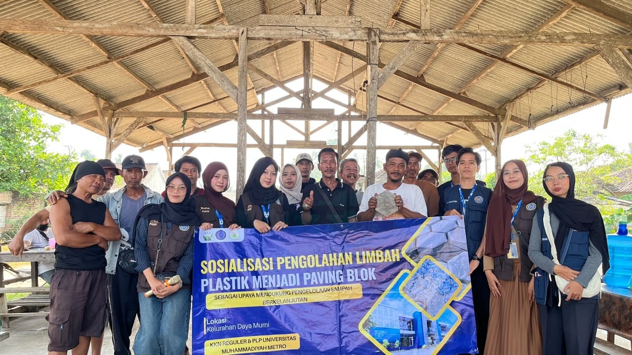 Mahasiswa KKN UM Metro Edukasi Warga Daya Murni Olah Limbah Plastik Menjadi Paving Block