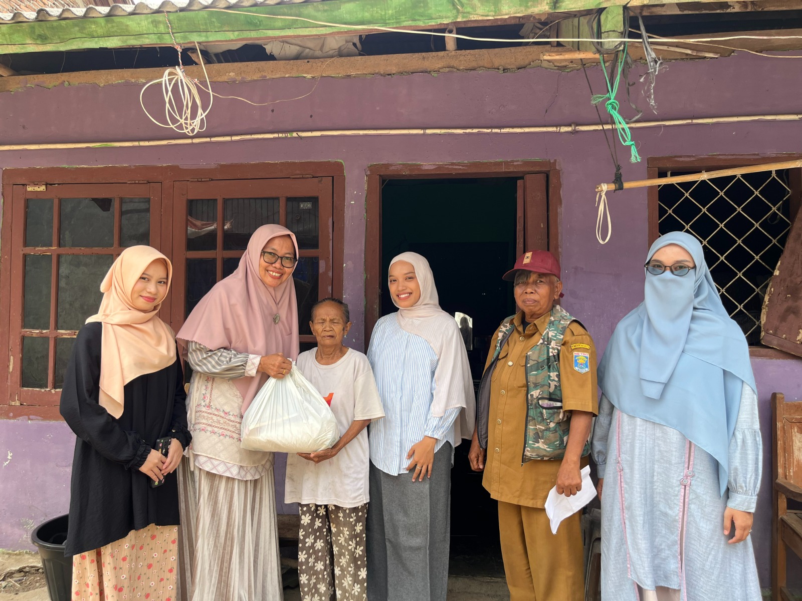 PBI UM Metro dan ASES Berbagi Paket Sembako, Semarakkan Dua Dasawarsa Pendidikan Bahasa Inggris
