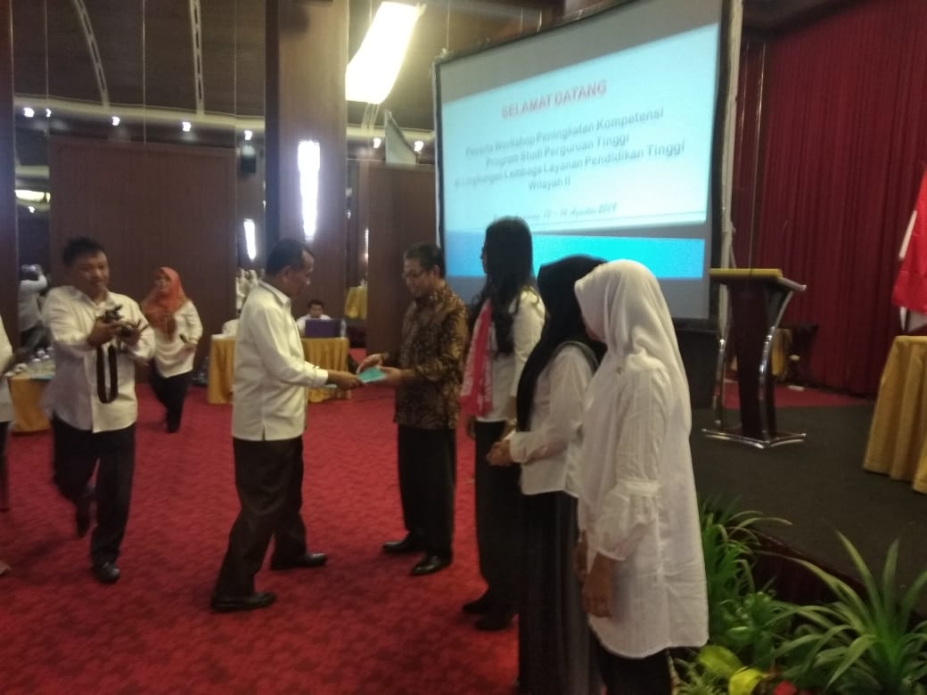Rektor UM Metro Terima SK Perubahan Nama Prodi dari Kepala L2DIKTI Rektor UM Metro Terima SK Perubahan Nama Prodi dari Kepala L2DIKTI