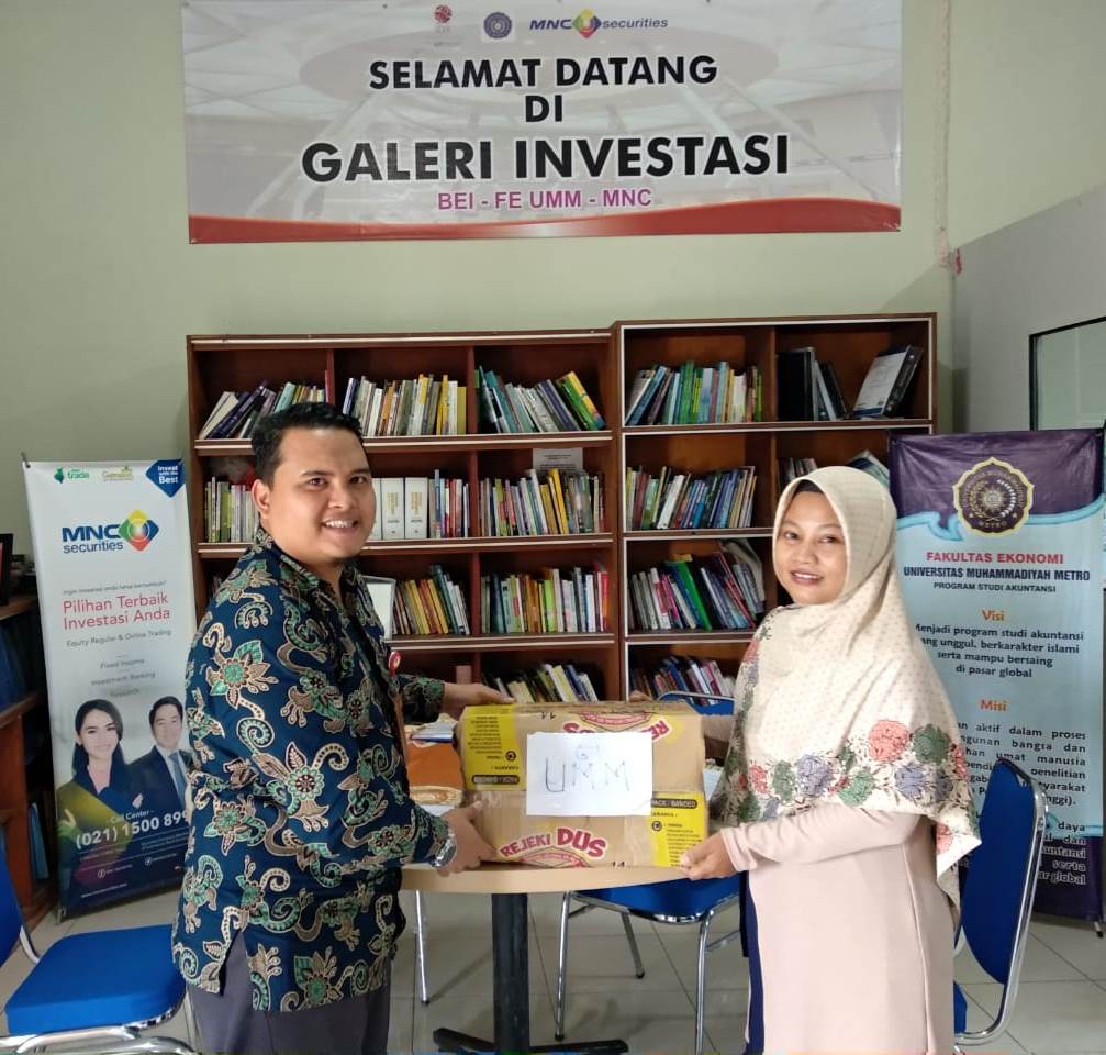Galeri Investsi FEB UM Metro Terima 44 Buku dari BEI Perwakilan Lampung