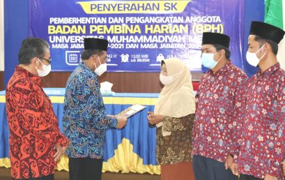 Ketua PWM Lampung Serahkan SK Pengangkatan Anggota BPH UM Metro Masa Jabatan 2021-2023