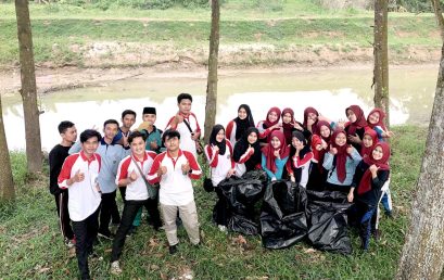 Ambil Sampah Plastik di Pinggir Sungai, Inilah Kesan Makrab Himadikmi