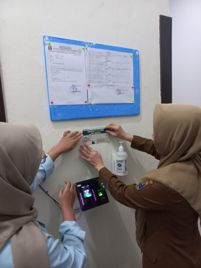 Stiker Himbauan: Inovasi Mahasiswi ARS Cintia Permata Dorong Kepatuhan Pegawai RSUD Ahmad Yani Metro