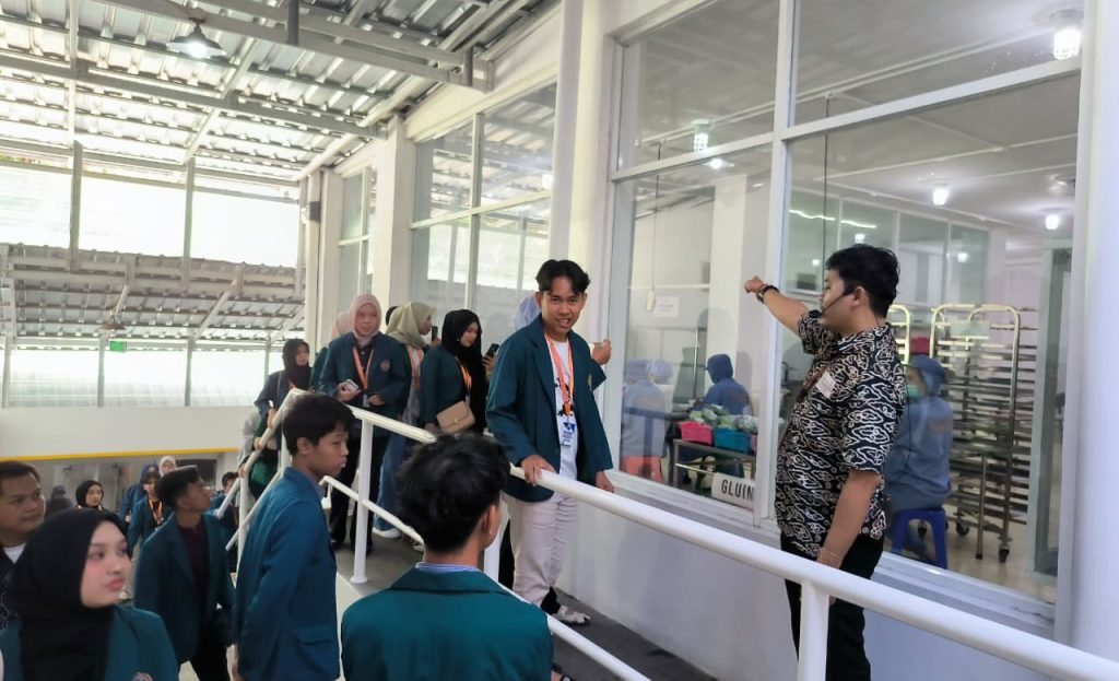 Mahasiswa Prodi Pendidikan Ekonomi FKIP UM Metro mengikuti kunjungan industri dan praktik pembuatan cokelat di Cokelat Monggo Yogyakarta, Rabu (4/2/2026).